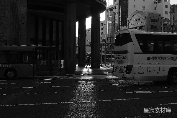 高清摄影 城市街景，有公交车和高楼大厦。