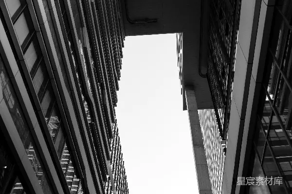 高清摄影 建筑物在明亮的天空上架起一座桥。