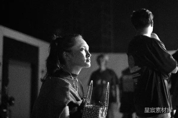 高清摄影 一张黑白照片，照片中一位女士坐在椅子上。