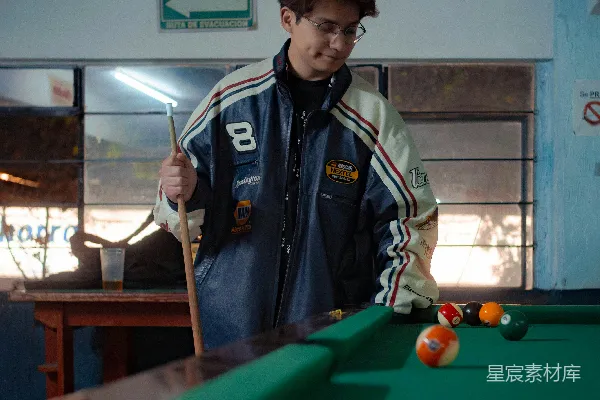 高清摄影 一个男人站在台球桌旁边