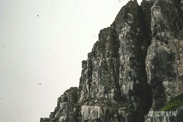 高清摄影 水中央的一块大岩石露出水面的部分