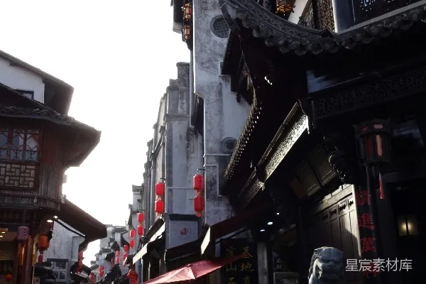 高清摄影 传统的建筑沿一条狭窄的街道排列在中国。