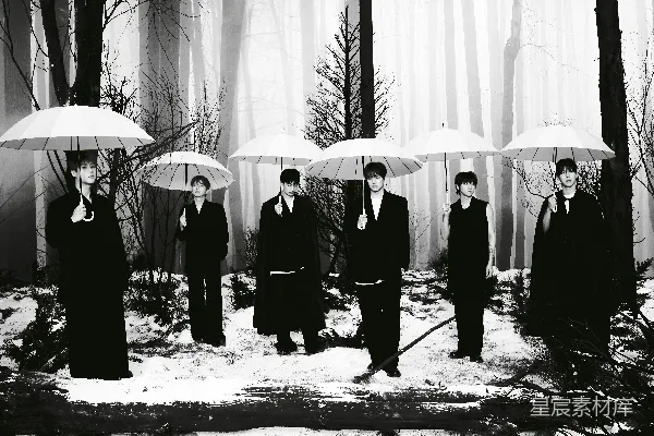 高清摄影 六个人打着伞站在雪地里的森林中。