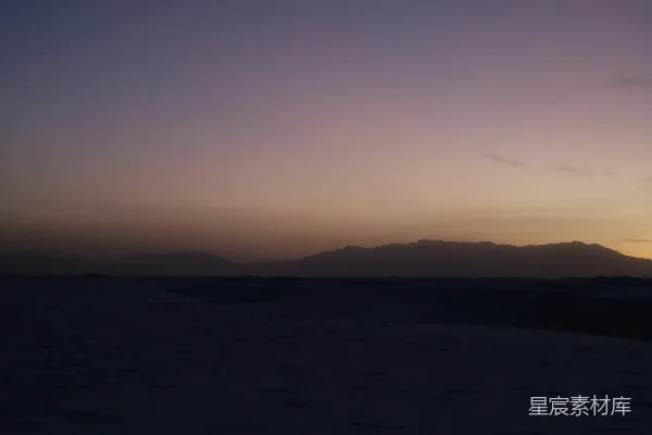 高清摄影 暮色中的沙漠景观，夕阳下色彩斑斓。