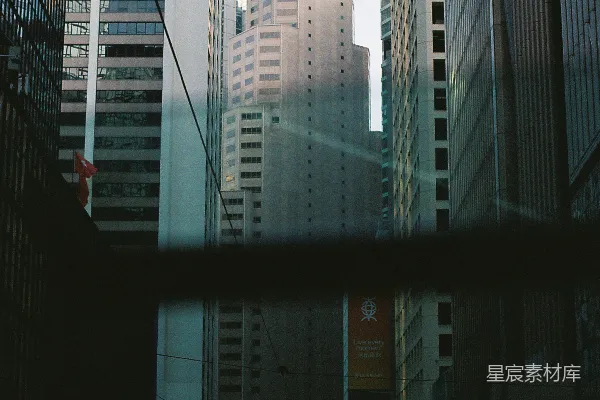 高清摄影 高楼大厦沿着城市街道排列。