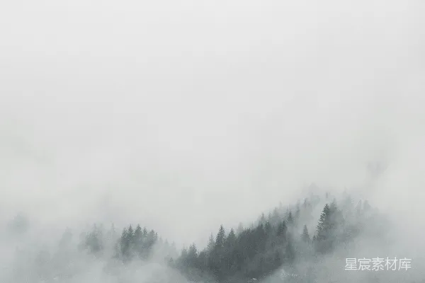 高清摄影 雾蒙蒙的山景笼罩着神秘的气息。