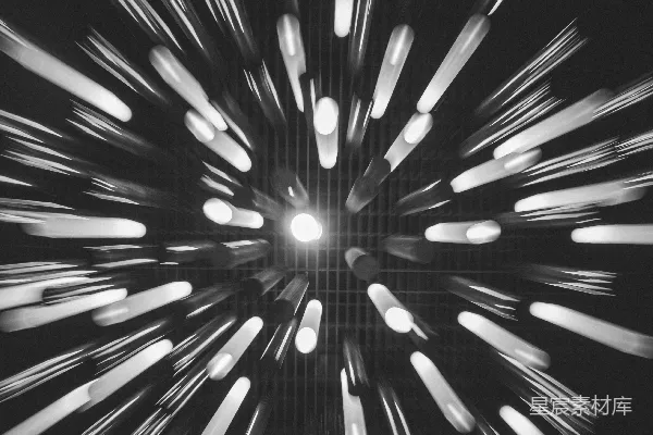 高清摄影 一张黑白照片，展示了一个星系爆发的景象。