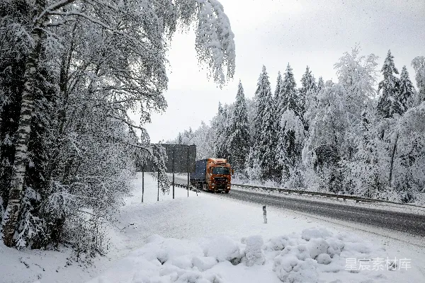 高清摄影 一辆卡车在覆盖着积雪的道路上行驶