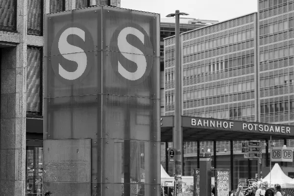 高清摄影 S-Bahn车站入口处的现代化建筑