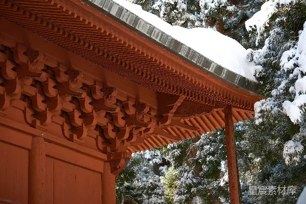 高清摄影 一座红色的建筑，屋顶覆盖着积雪。