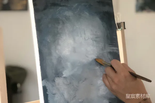 高清摄影 一个人正在画架上画画。