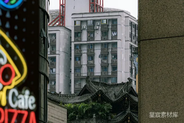 高清摄影 一栋带有霓虹灯标志的建筑