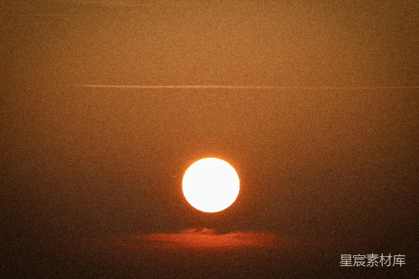 高清摄影 夕阳正照耀在一片水域之上