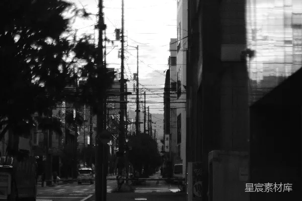 高清摄影 一张黑白照片的城市街道