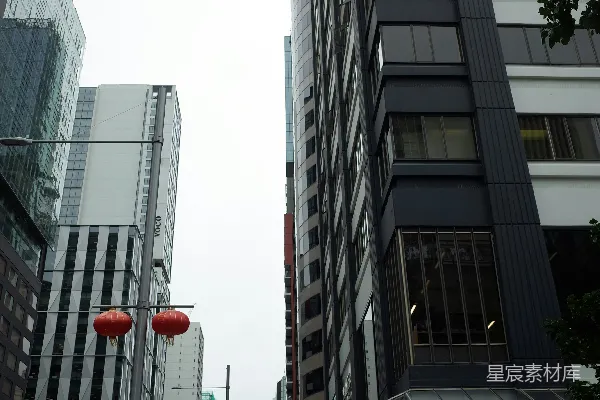 高清摄影 城市街道上的建筑物和人，在多云的天空下。