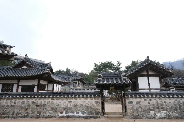高清摄影 传统的韩国房屋，屋顶覆盖着灰色瓦片。