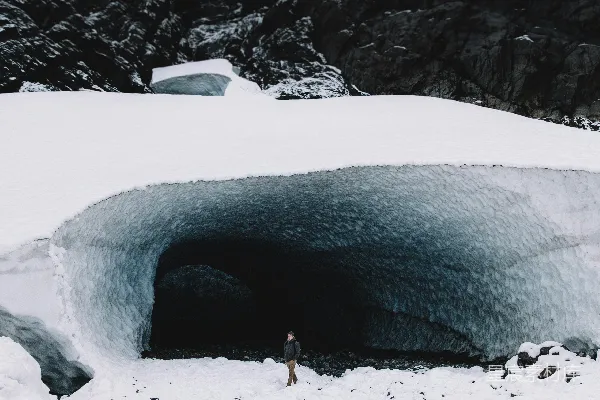 高清摄影 站在白雪覆盖的田野上的人