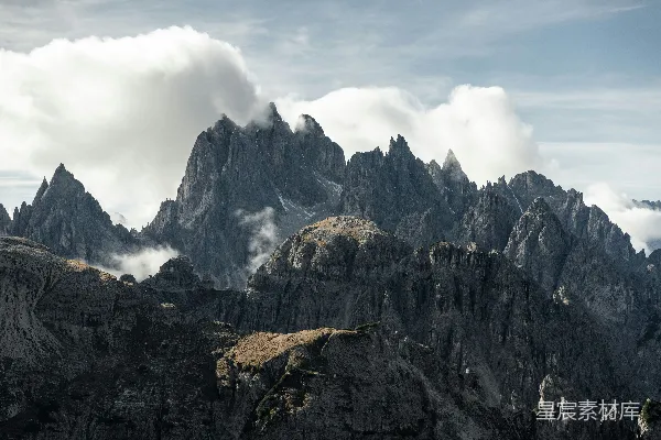 高清摄影 一群山峰在云层中