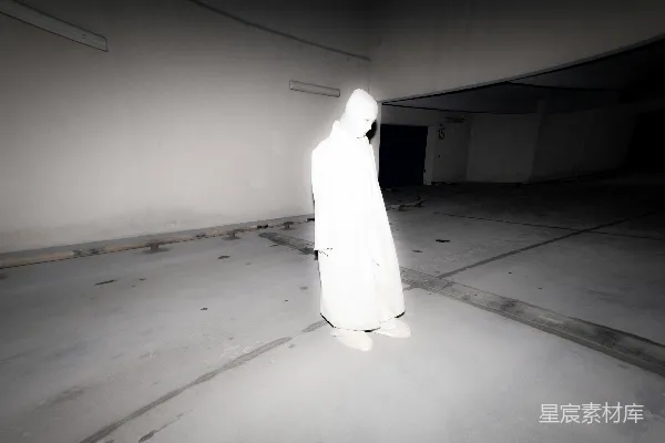 高清摄影 一个幽灵般的身影站在黑暗的房间里