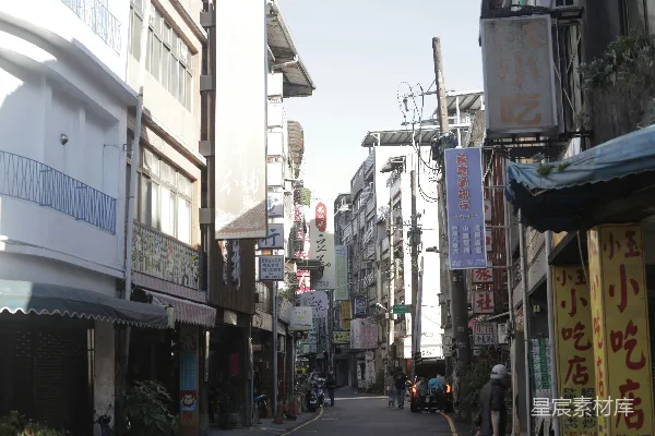高清摄影 一条狭窄的城市街道，两旁是高楼大厦。