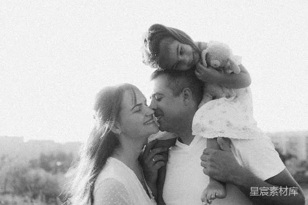高清摄影 一对男女在田野中抱着一个婴儿。