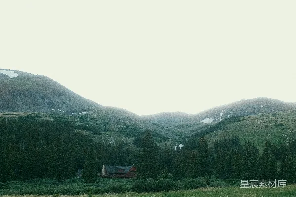高清摄影 隐居在森林中的小屋，远处有群山。