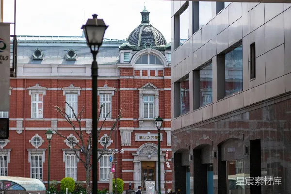 高清摄影 一个充满活力的城市街景，展示着一个色彩缤纷的笑脸。