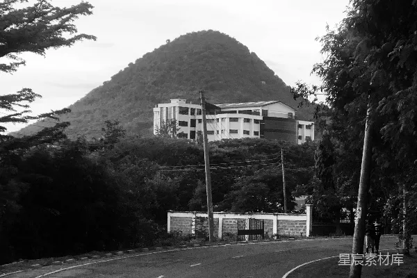 高清摄影 一条路通向山顶的一座建筑。