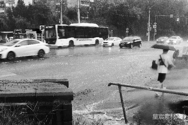 高清摄影 大雨淹没了城市的街道。