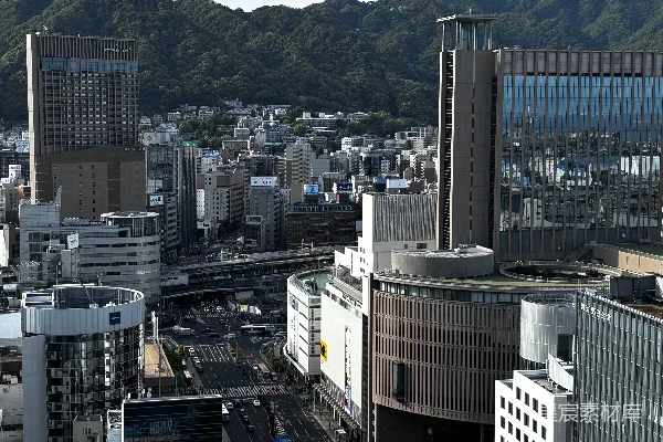 高清摄影 城市全景，背景中有山脉。