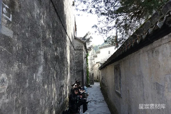 高清摄影 狭窄的巷道，两旁是古老的石屋。
