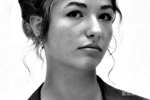 高清摄影 一个年轻女子摆姿势拍写真。