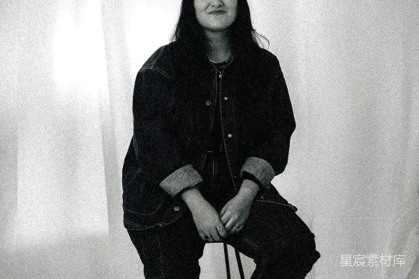 高清摄影 一位女士坐在凳子上摆姿势。