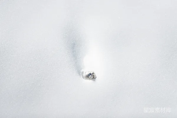 高清摄影 一片覆盖着雪的地面，中间有一个钻石。