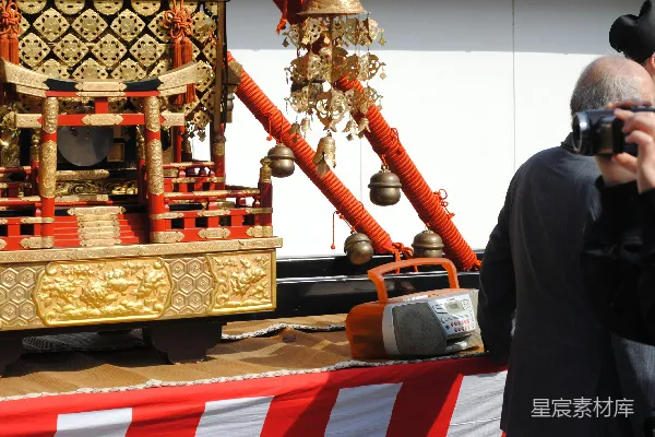 高清摄影 一个传统的日本祭典花车被展示。