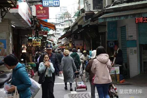 高清摄影 人们正在繁忙的市场小巷中行走。
