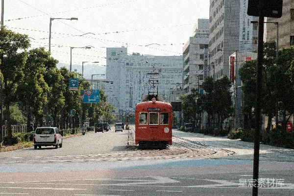 高清摄影 一辆红色的公交车沿着街边高楼行驶
