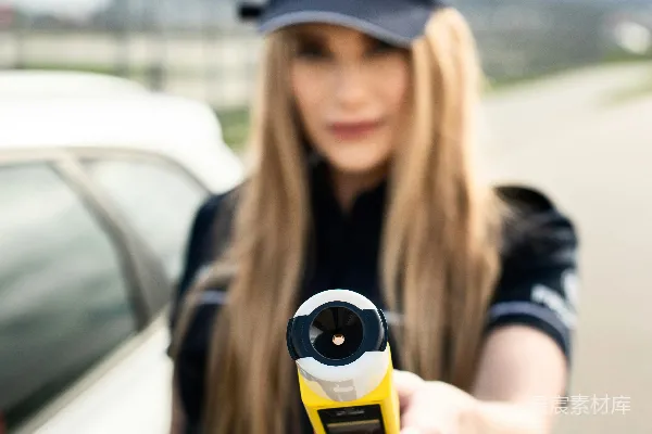 高清摄影 一名警察正在指向测速仪。