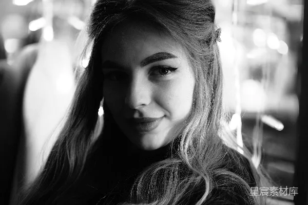 高清摄影 一个女人直视着镜头微笑。