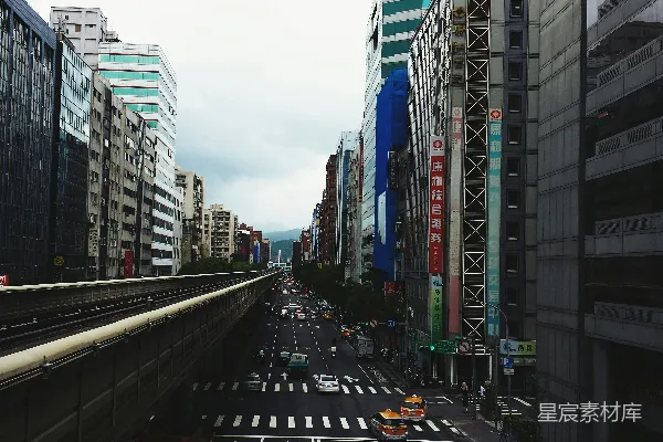 高清摄影 混凝土建筑和有车辆通行的道路