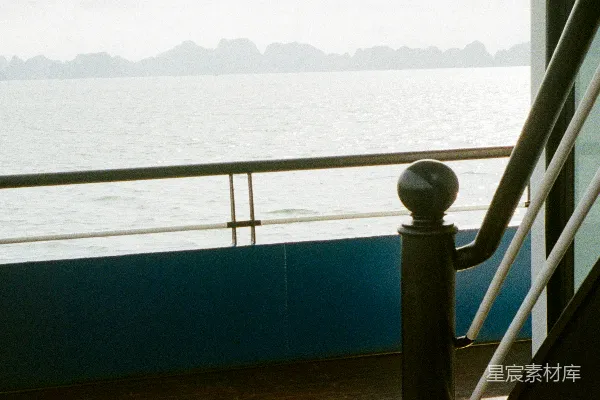 高清摄影 船甲板俯瞰着雾蒙蒙的海景。