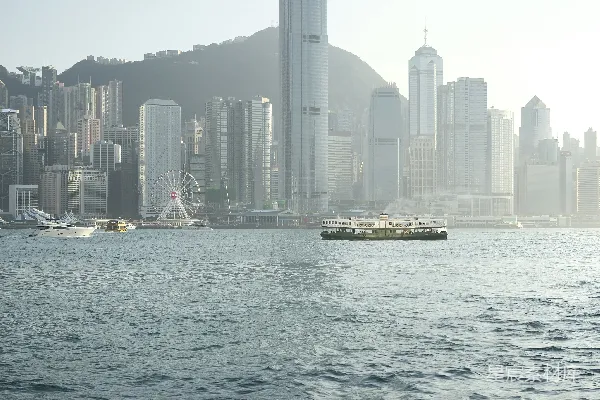 高清摄影 香港天际线，前景是海洋。