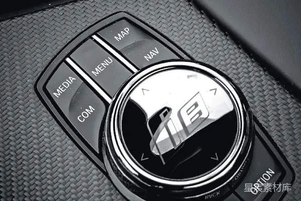 高清摄影 汽车内饰中的宝马iDrive系统控制器。