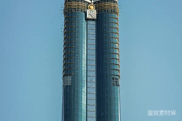 高清摄影 一座非常高大的建筑物，背景是天空。