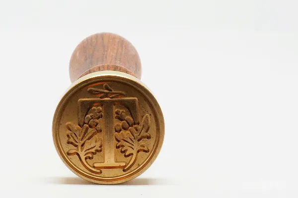 高清摄影 一枚金色的圆形硬币在白色表面上