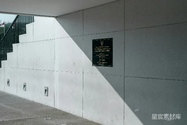 高清摄影 白色混凝土建筑，黑色门