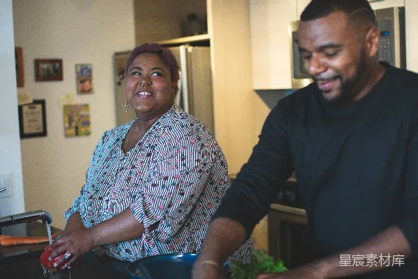 高清摄影 一对男女站在墙边。
