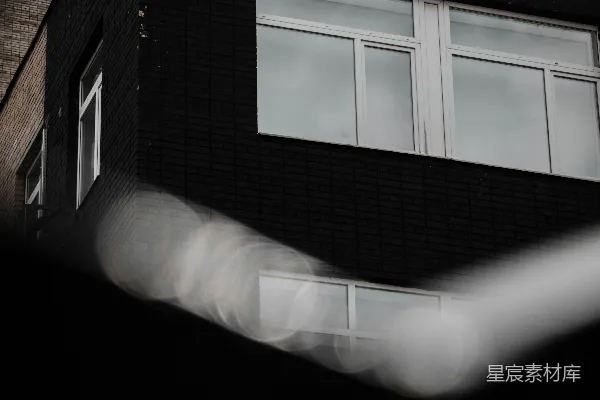 高清摄影 棕色砖砌建筑，带有白色百叶窗。