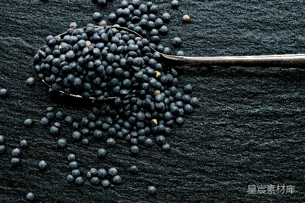 高清摄影 一把勺子上有一堆球