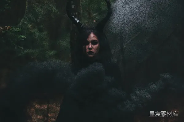 高清摄影 一个长着角的女人站在树林里